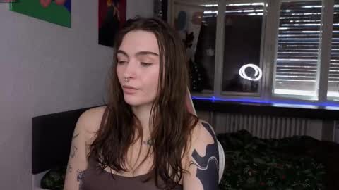 Snapshot of dorfmatratze_ chatting on 12.19.25 Alice online show from 12.19.25