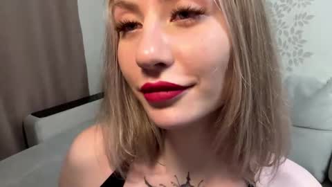 Snapshot of dorielathern chatting on 12.13.25 Dori online show from 12.13.25