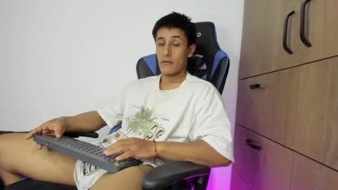 Snapshot of dorman_boy chatting on 11.12.25 dorman_boy online show from 11.12.25