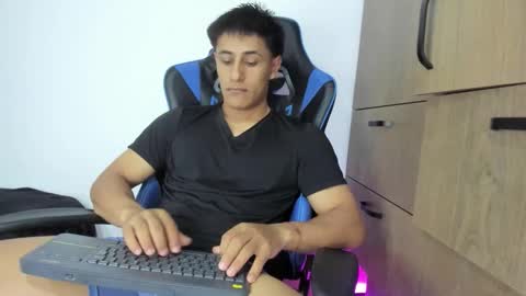 Snapshot of dorman_boy chatting on 11.25.25 dorman_boy online show from 11.25.25