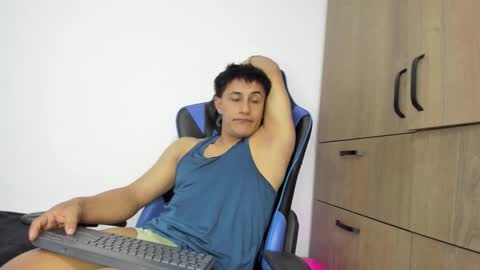 Snapshot of dorman_boy chatting on 11.28.25 dorman_boy online show from 11.28.25