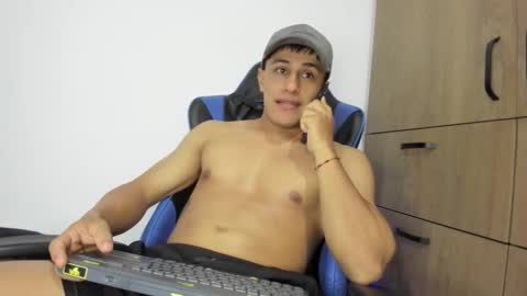 Snapshot of dorman_boy chatting on 12.02.25 dorman_boy online show from 12.02.25