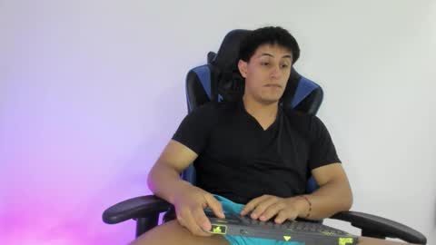 Snapshot of dorman_boy chatting on 12.16.25 dorman_boy online show from 12.16.25