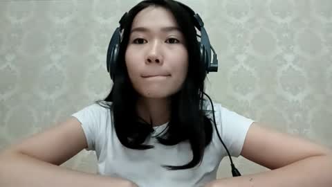 Snapshot of dorothygreene chatting on 10.06.25 YuKi online show from 10.06.25