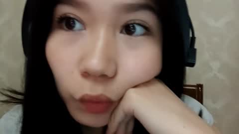 Snapshot of dorothygreene chatting on 10.08.25 YuKi online show from 10.08.25