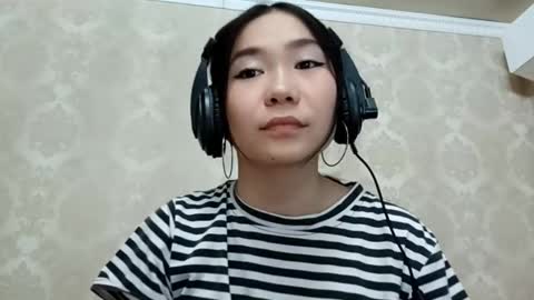 Snapshot of dorothygreene chatting on 10.11.25 YuKi online show from 10.11.25