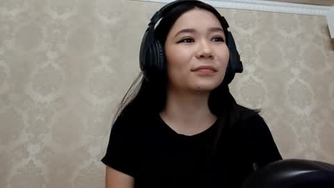 Snapshot of dorothygreene chatting on 10.15.25 YuKi online show from 10.15.25