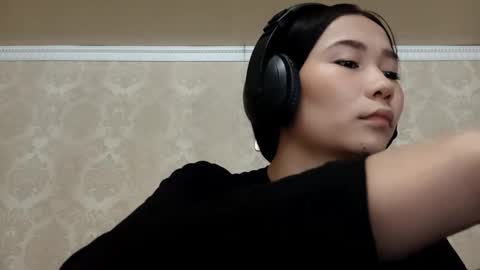 Snapshot of dorothygreene chatting on 10.18.25 YuKi online show from 10.18.25