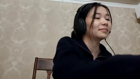 Snapshot of dorothygreene chatting on 10.30.25 YuKi online show from 10.30.25