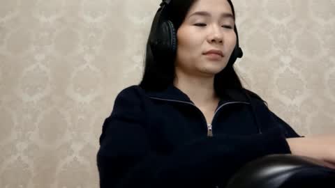 Snapshot of dorothygreene chatting on 10.31.25 YuKi online show from 10.31.25