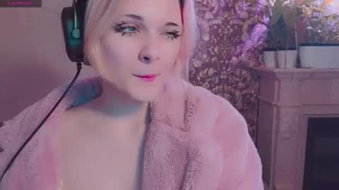 Snapshot of doublebubblecum chatting on 11.09.25 Angie online show from 11.09.25