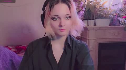 Snapshot of doublebubblecum chatting on 11.10.25 Angie online show from 11.10.25