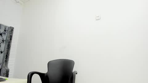 Snapshot of douglas_099 chatting on 10.02.25 DOUGLAS online show from 10.02.25