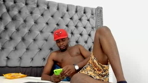 Snapshot of douglas_099 chatting on 10.05.25 DOUGLAS online show from 10.05.25