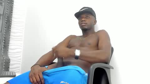 Snapshot of douglas_099 chatting on 10.07.25 DOUGLAS online show from 10.07.25