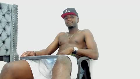 Snapshot of douglas_099 chatting on 10.08.25 DOUGLAS online show from 10.08.25