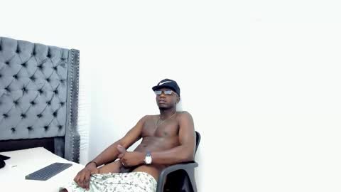 Snapshot of douglas_099 chatting on 10.11.25 DOUGLAS online show from 10.11.25