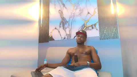 Snapshot of douglas_099 chatting on 12.02.25 DOUGLAS online show from 12.02.25