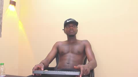 Snapshot of douglas_099 chatting on 12.05.25 DOUGLAS online show from 12.05.25