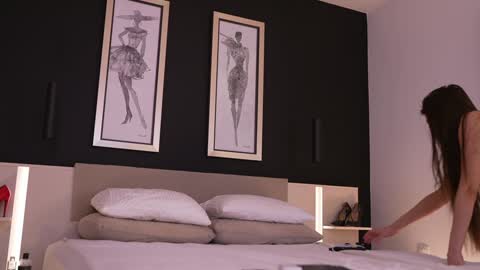 Snapshot of dovia chatting on 01.05.25 . . online show from 01.05.25