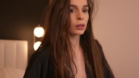 Snapshot of dovia chatting on 03.09.25 . . online show from 03.09.25