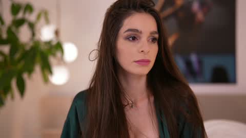 Snapshot of dovia chatting on 11.10.25 . . online show from 11.10.25