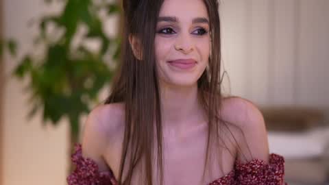 Snapshot of dovia chatting on 12.17.25 . . online show from 12.17.25