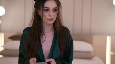 Snapshot of dovia chatting on 12.21.25 . . online show from 12.21.25