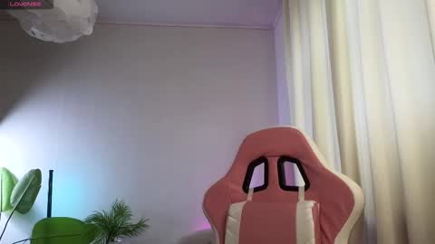 Snapshot of dragon_ink chatting on 12.04.25 Lisbeth Salander online show from 12.04.25