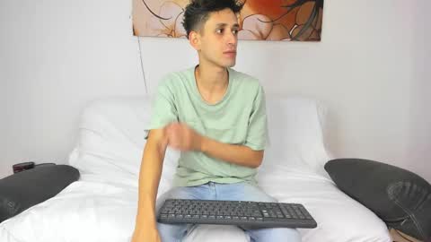 Snapshot of drake_and_zara chatting on 12.18.25 Drake and Zara online show from 12.18.25