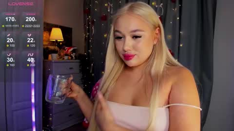 Snapshot of dreamaise chatting on 02.27.26 Mary pvt open use pink and blue app lovense online show from 02.27.26