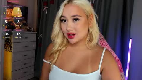 Snapshot of dreamaise chatting on 05.14.26 Mary pvt open use pink and blue app lovense online show from 05.14.26