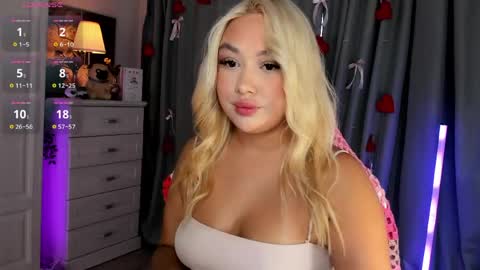 Snapshot of dreamaise chatting on 05.17.26 Mary pvt open use pink and blue app lovense online show from 05.17.26