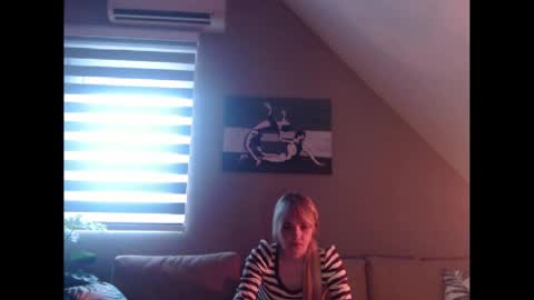 Snapshot of dreamcatcherfantasy chatting on 12.11.24 A girl online show from 12.11.24
