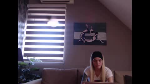 Snapshot of dreamcatcherfantasy chatting on 02.19.25 A girl online show from 02.19.25
