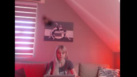 Snapshot of dreamcatcherfantasy chatting on 09.22.25 A girl online show from 09.22.25