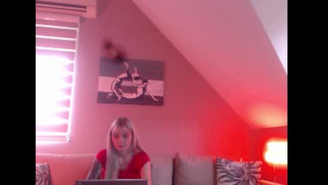 Snapshot of dreamcatcherfantasy chatting on 09.30.25 A girl online show from 09.30.25
