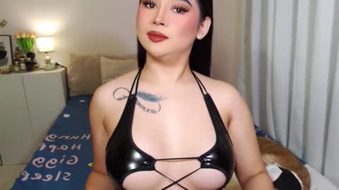 Snapshot of dreamgirlheaven chatting on 09.10.25 Heaven online show from 09.10.25