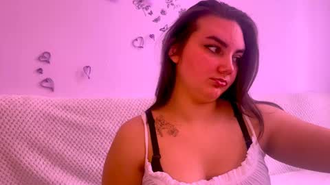 Snapshot of dreamyblushfairy chatting on 03.12.25 Mila online show from 03.12.25
