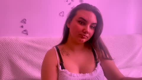Snapshot of dreamyblushfairy chatting on 03.12.25 Mila online show from 03.12.25