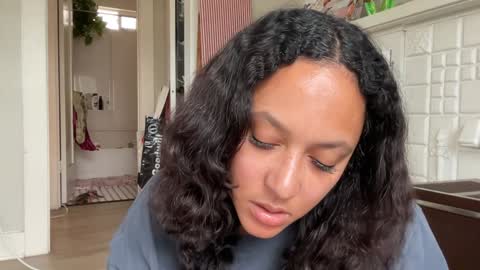 RIRI OR DREAMY online show from 01.27.25