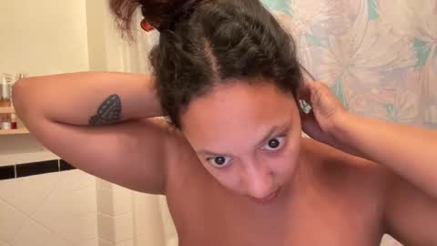 RIRI OR DREAMY online show from 10.22.25