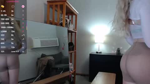 Snapshot of dualipa_unseen chatting on 10.11.25 dualipa_unseen online show from 10.11.25