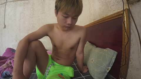 Snapshot of dumeila chatting on 12.19.25 dumeila online show from 12.19.25