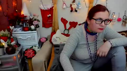 Snapshot of dyannelovee chatting on 12.28.24 Dyanne online show from 12.28.24