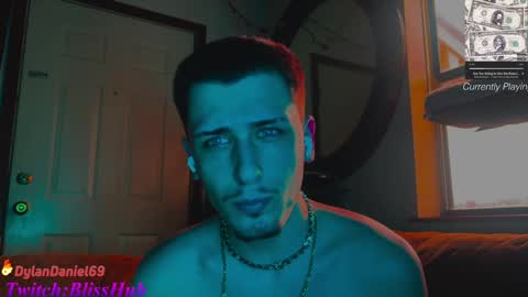 Dylan Daniel 7.8 online show from 01.05.25