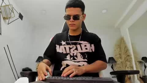 dylanroyce_ online show from 06.10.26