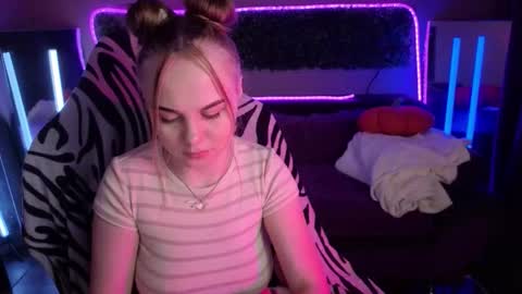 Snapshot of dyna_bae chatting on 11.10.25 Dyna online show from 11.10.25