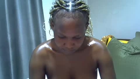 Snapshot of east_queen chatting on 12.16.25 east_queen online show from 12.16.25