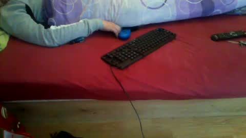 Snapshot of eblata chatting on 12.24.24 shy yoong cross online show from 12.24.24